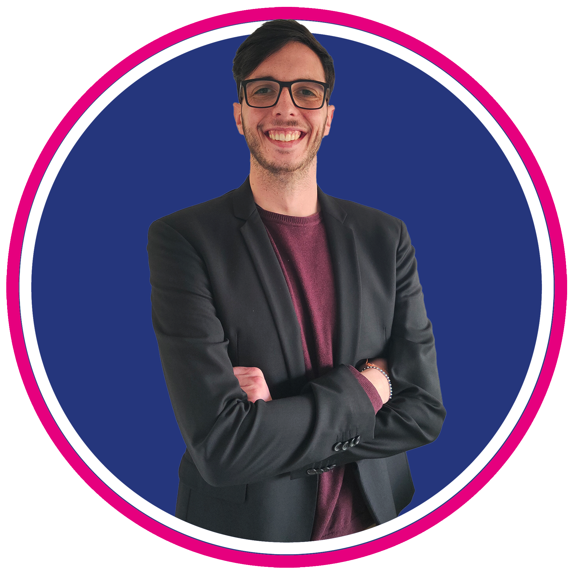 Glimlachende man in nette jas, straalt vertrouwen en positiviteit uit.